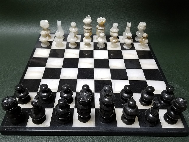 ★限定1点★　天然石製　チェス（黒＆白）　[ｒ2]